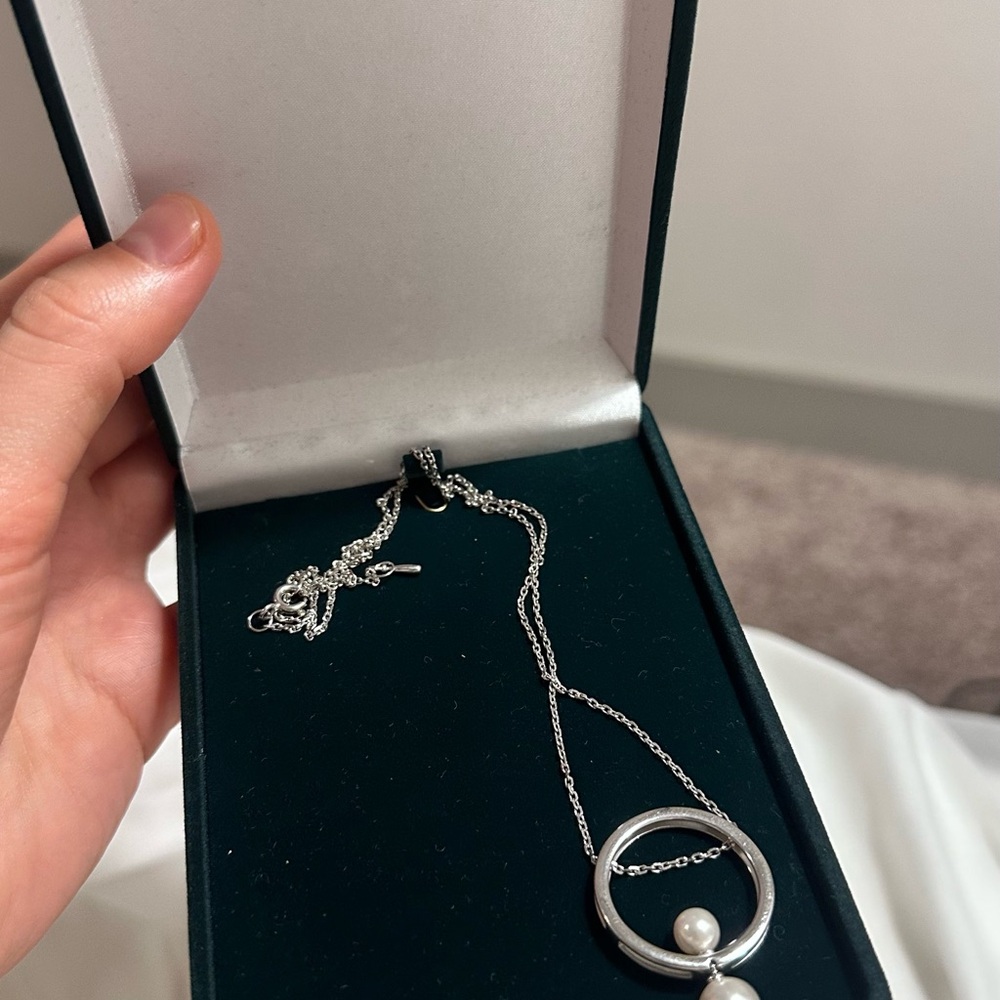 Elegant Silver Necklace with Pearl Pendant